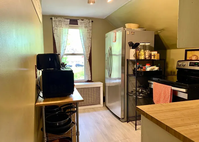 Cozy 2Nd Floor Apartment With Private Entrance