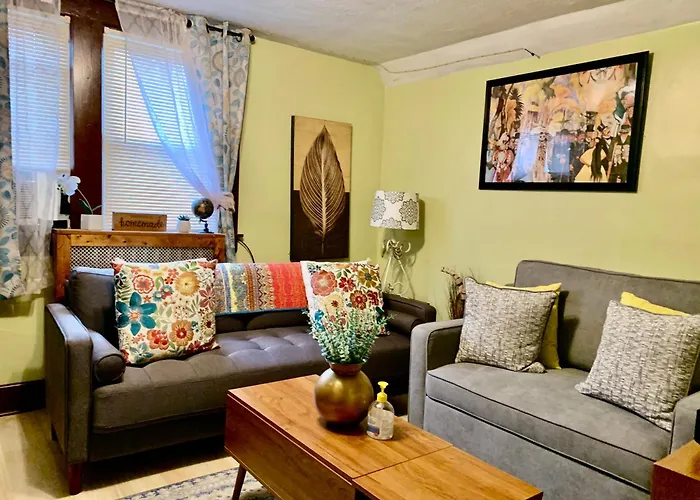 Cozy 2Nd Floor Apartment With Private Entrance