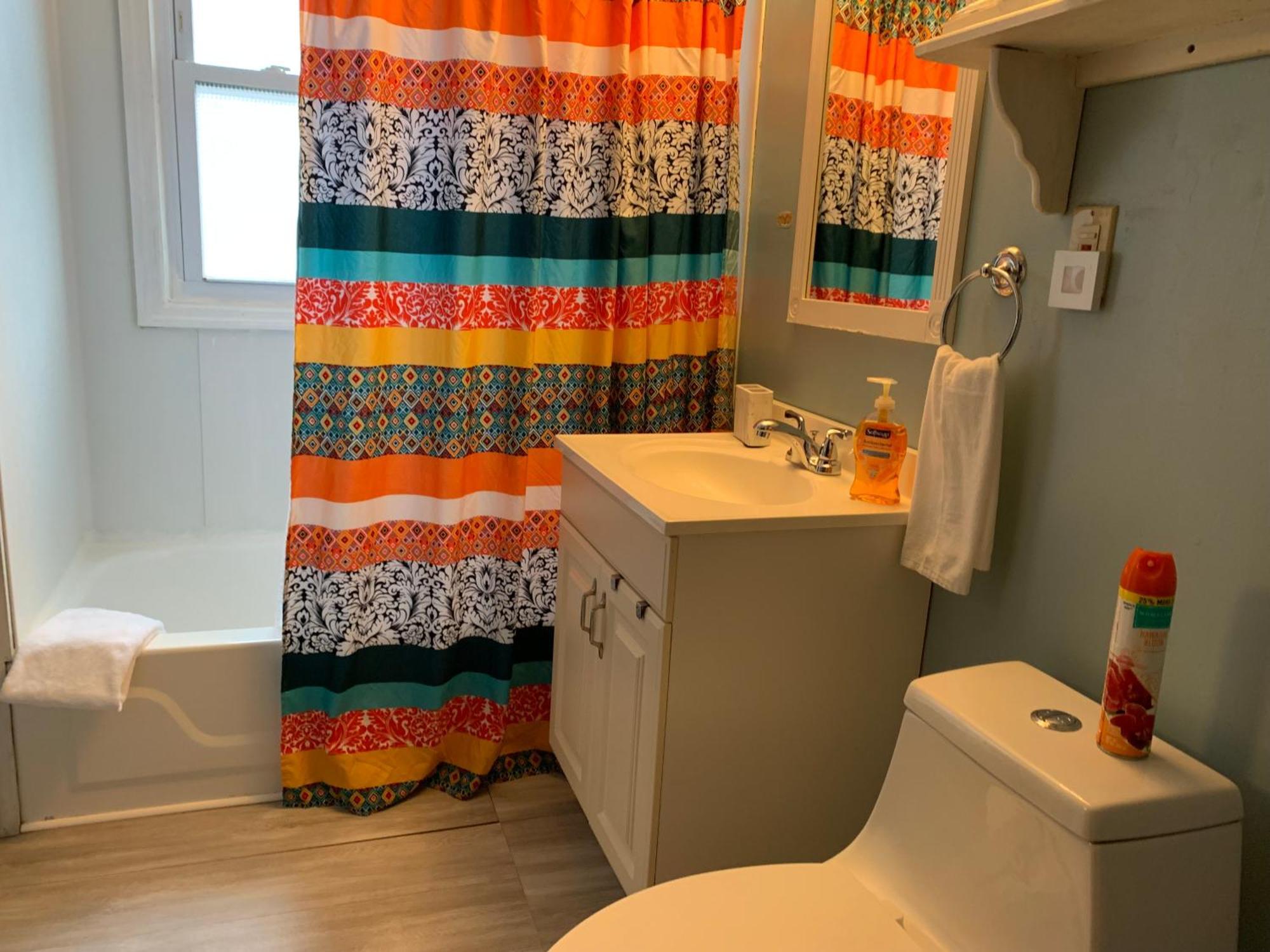Cozy 2nd Floor With Private Entrance Apartment *